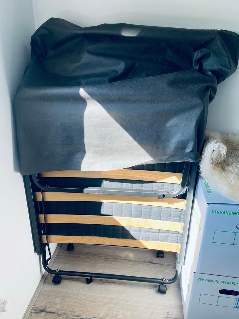 Opvouwbaar logeerbed met lattenbodem en matras, Ophalen, Gebruikt, Eenpersoons, Zwart