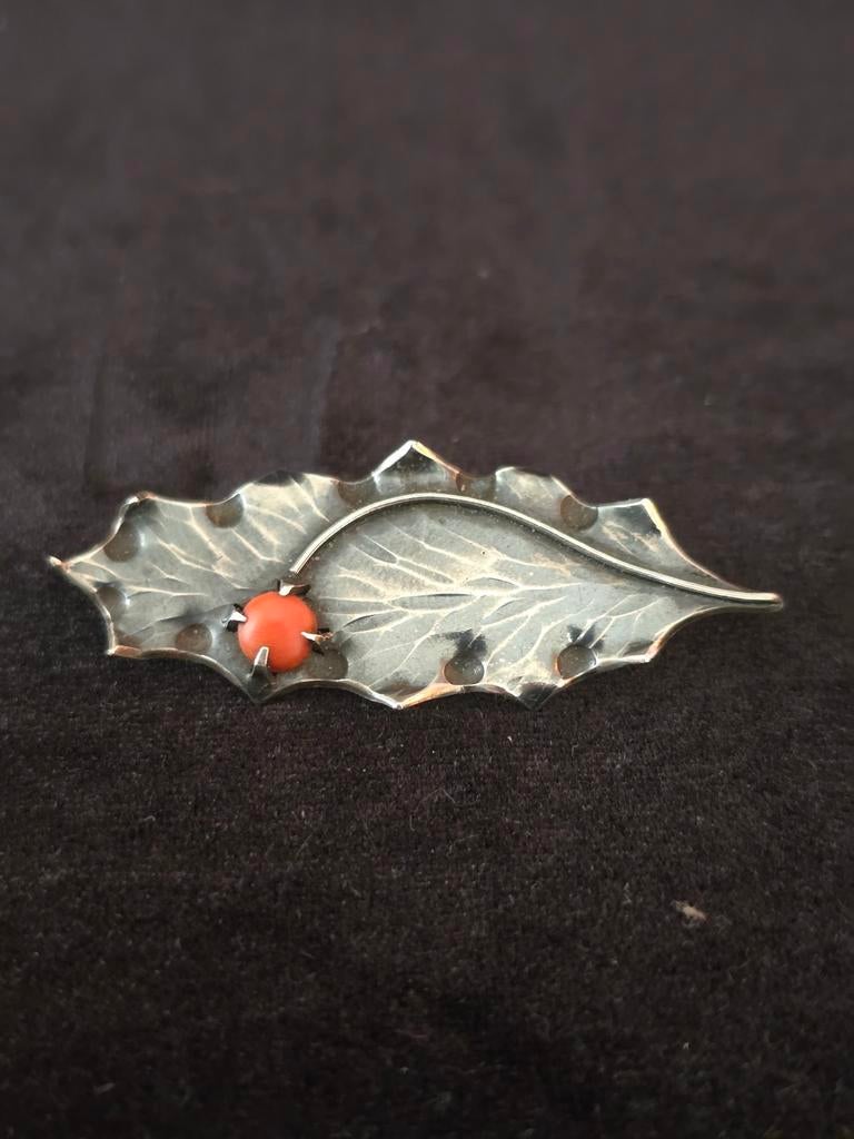Amsterdamse School broche, zilver/bloedkoraal,  gemerkt, 4 tot 7 cm, Gebruikt, Ophalen of Verzenden, Zilver