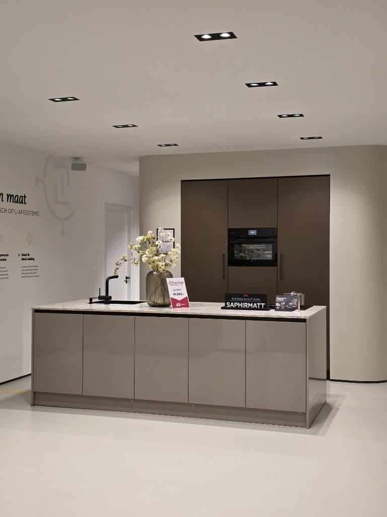 Keuken met hoogglans kookeiland en kastenwand in brons, Overige kleuren, Overige typen, Nieuw, Ophalen of Verzenden