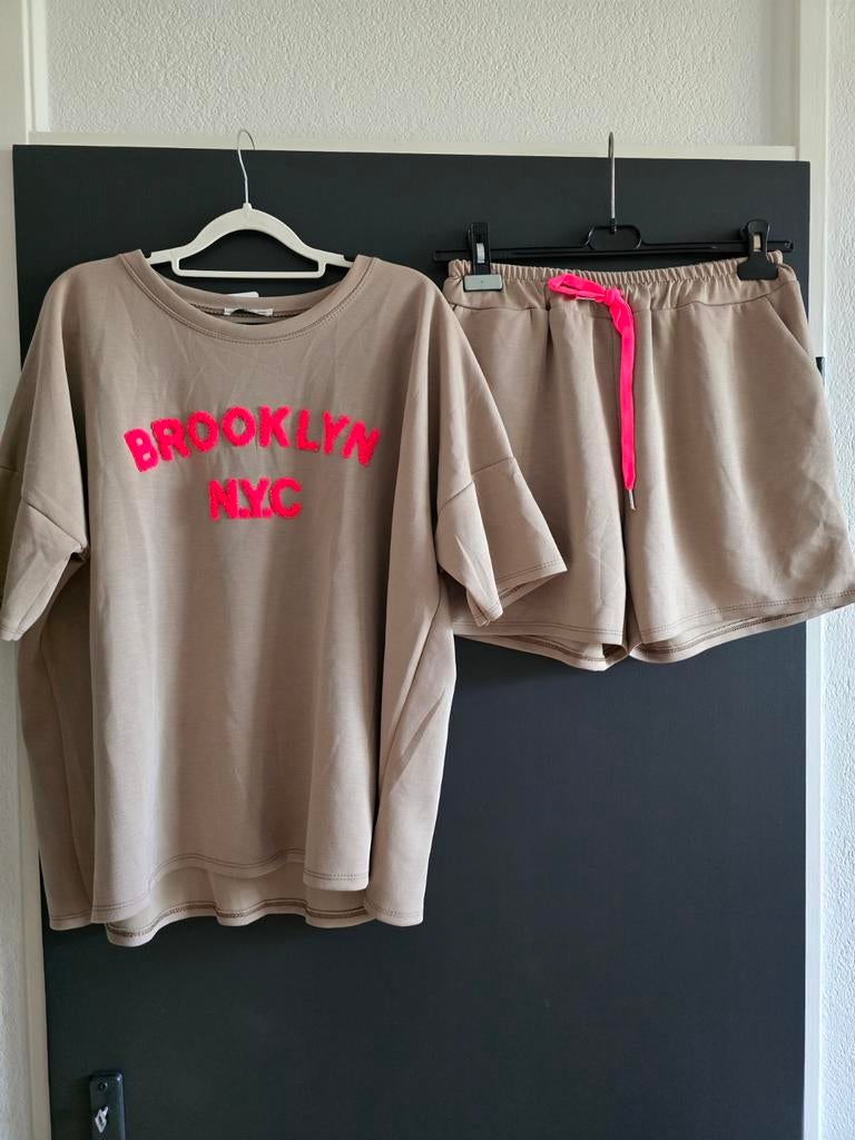 Nieuwe 2delige set brooklyn brige fuchsia 40 42 44, Kleding | Dames, Huispakken, Ophalen of Verzenden, Nieuw, Maat 42/44 (L), Roze