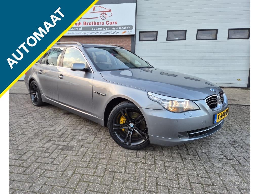 BMW 5 Serie Touring 523i EXE AUT DAK LEER NAVI INRUIL MOG!, Auto's, Achterwielaandrijving, Zwart, Leder, 93 €/maand
