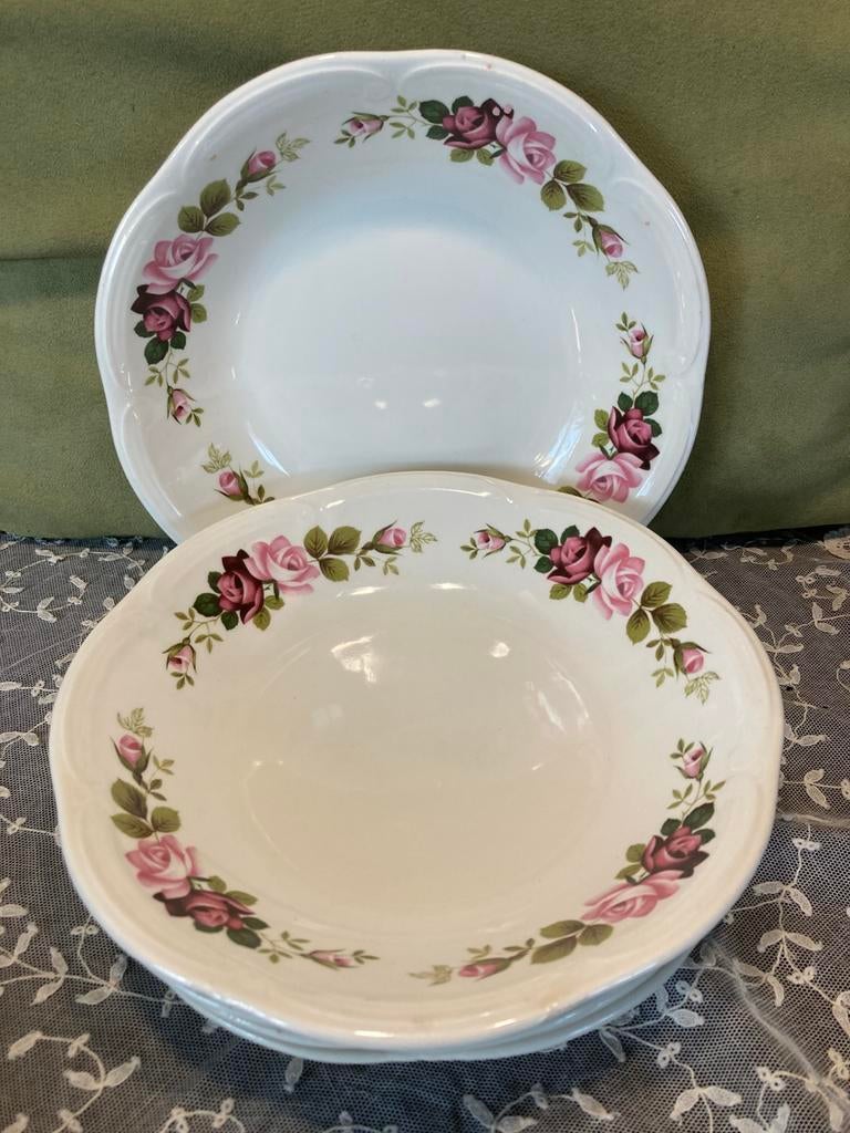 Bord met roosjes, Gien  France (040224), Gebruikt, Ophalen of Verzenden, Bord(en), Overige stijlen