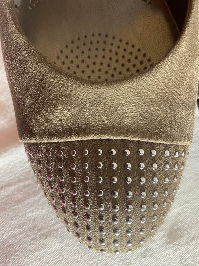 Prachtig Taupe kleurige suede pump maat 38 van Jenny, Kleding | Dames, Schoenen, Ophalen of Verzenden, Nieuw
