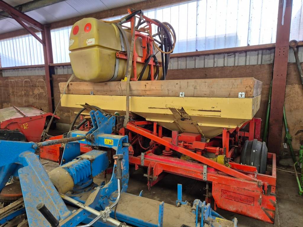 Pootmachine vicon koningsplanter 4 rijen met spuit ., Ophalen, Gewasbescherming en Bemesting