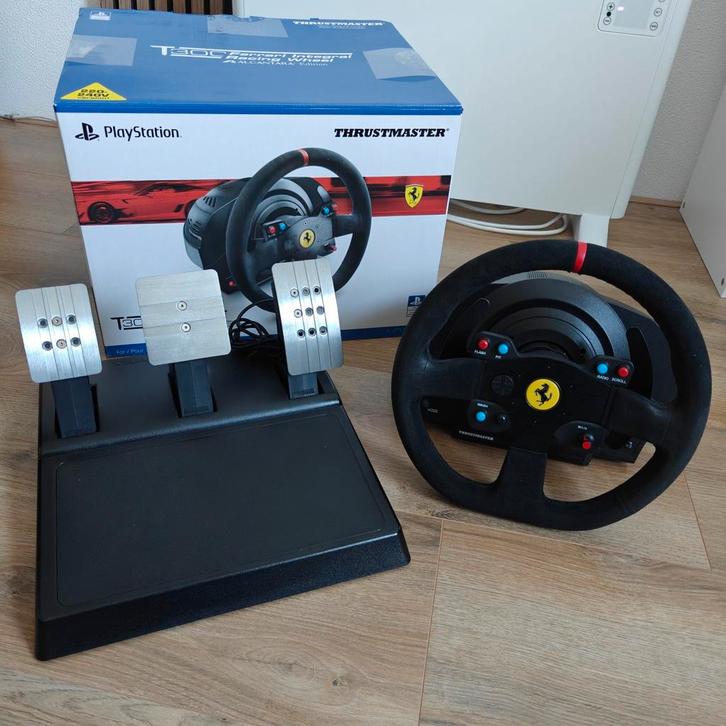 Thrustmaster T300 Ferrari Integral Alcantara set met pedalen, Spelcomputers en Games, Spelcomputers | Overige, Zo goed als nieuw