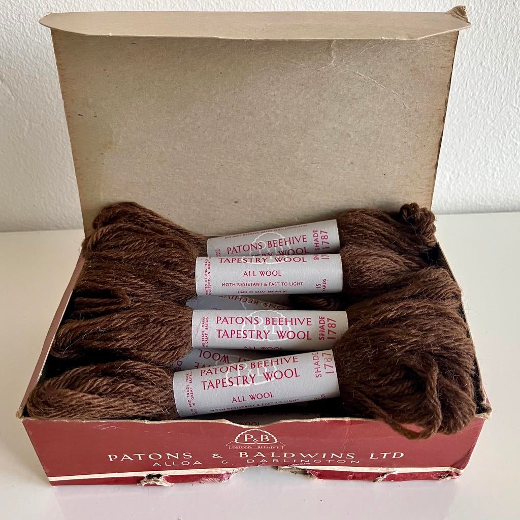 Borduurwol Patons Beehive, kleur 1787/2, originele doos, Ophalen of Verzenden, Nieuw, Handborduren, Borduurgaren of Zijde