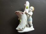 porselein biscuit beeldje, putto met schoen vaasje, gekleurd, Antiek en Kunst, Antiek | Porselein, Verzenden