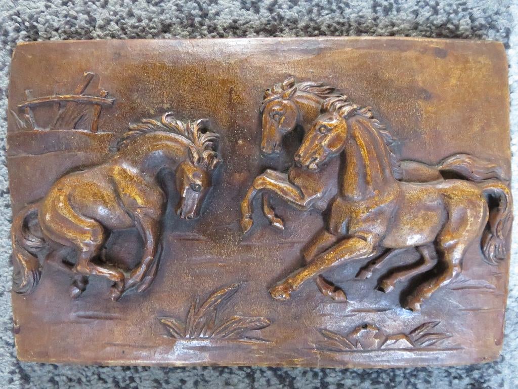 mooi wandbord met wilde paarden 28/18 cm uit massief gips, Ophalen of Verzenden