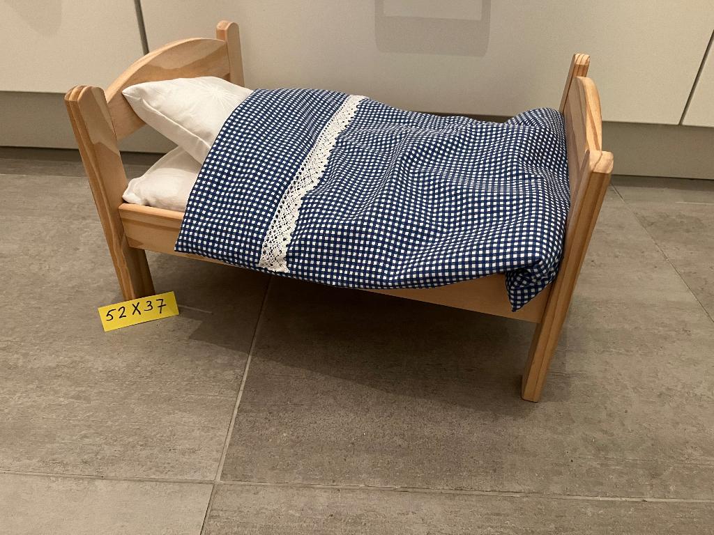 Schattig poppenbedje met nieuw beddengoed, Ophalen of Verzenden, Zo goed als nieuw, Babypop