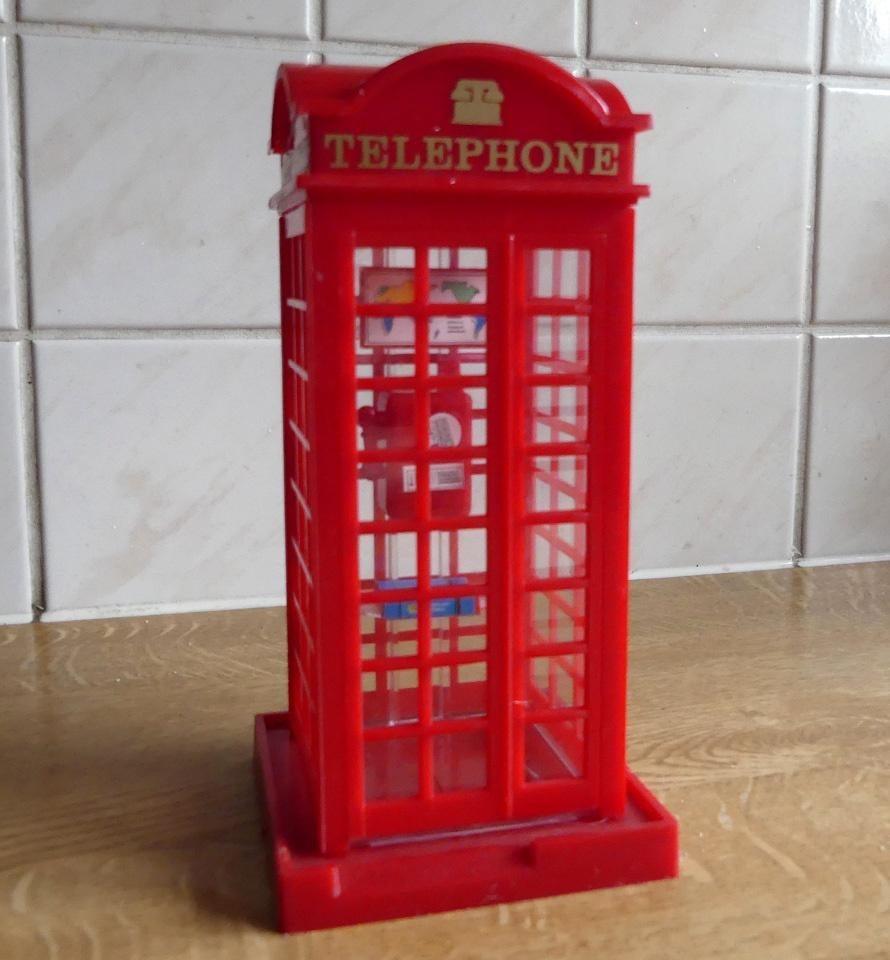 Vintage spaarpot kunststof telefooncel rood telephone, Verzamelen, Spaarpotten, Gebruikt, Object of Gebouw, Kunststof, Ophalen of Verzenden
