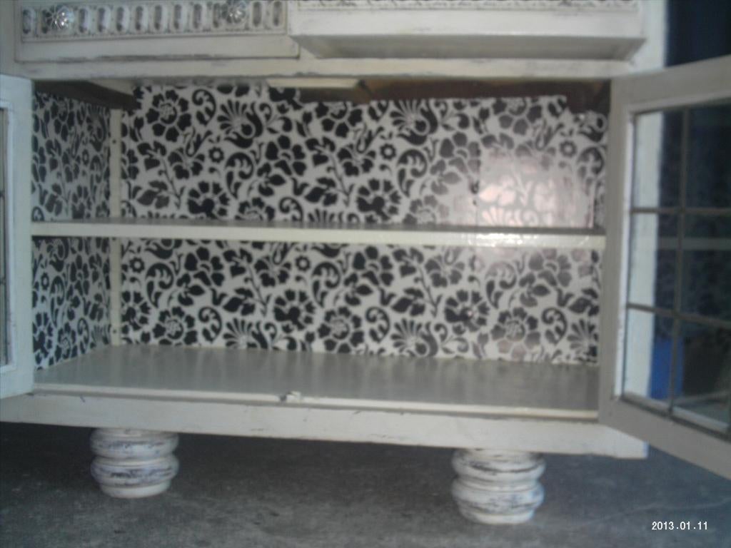 klein dressoir met glas in lood ramen, Huis en Inrichting, Kasten | Dressoirs, Ophalen, Glas, Met deur(en), 50 tot 100 cm