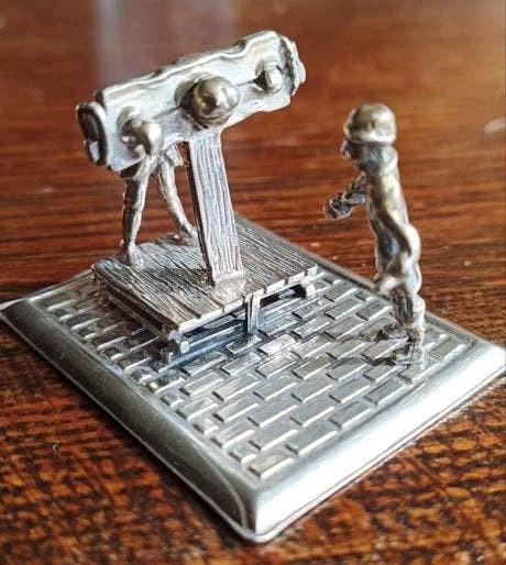 Miniatuur zilver zilveren tafereel: man op schavot, Antiek en Kunst, Antiek | Goud en Zilver, Zilver, Ophalen of Verzenden