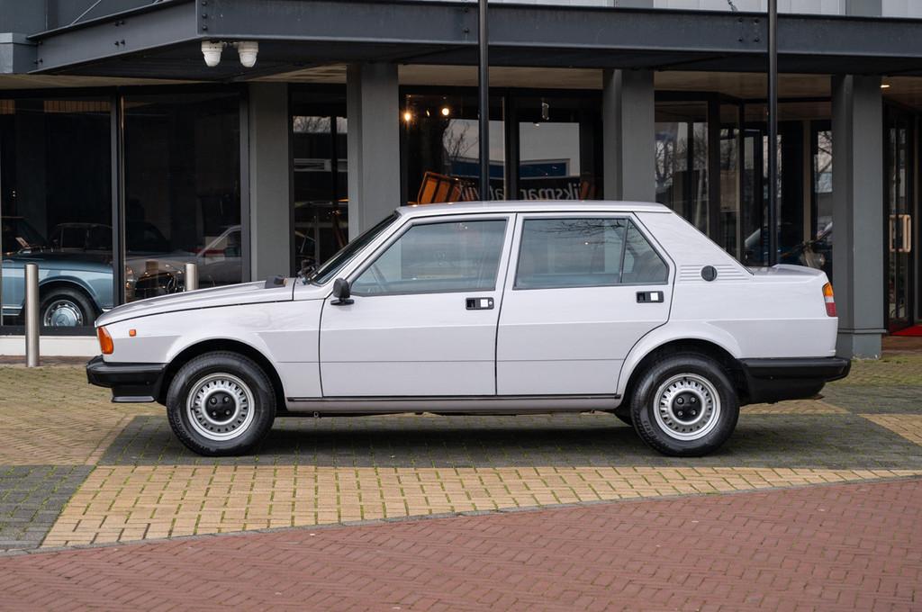Alfa Romeo Giulietta 1.6 (bj 1978), Auto's, Stof, Origineel Nederlands, Handgeschakeld, Sedan