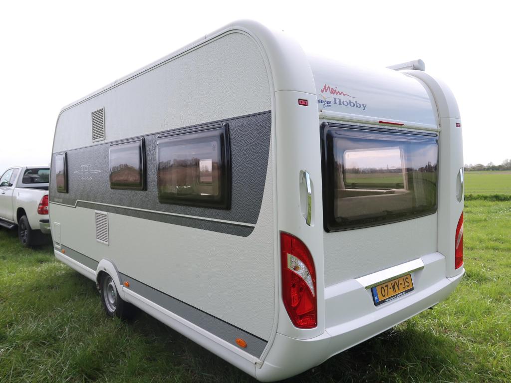 NIEUWSTAAT: Hobby Excellent 495 UFE / Thule cassetteluifel, Caravans en Kamperen, Caravans, Rondzit, Hobby, Schokbreker, Bedrijf