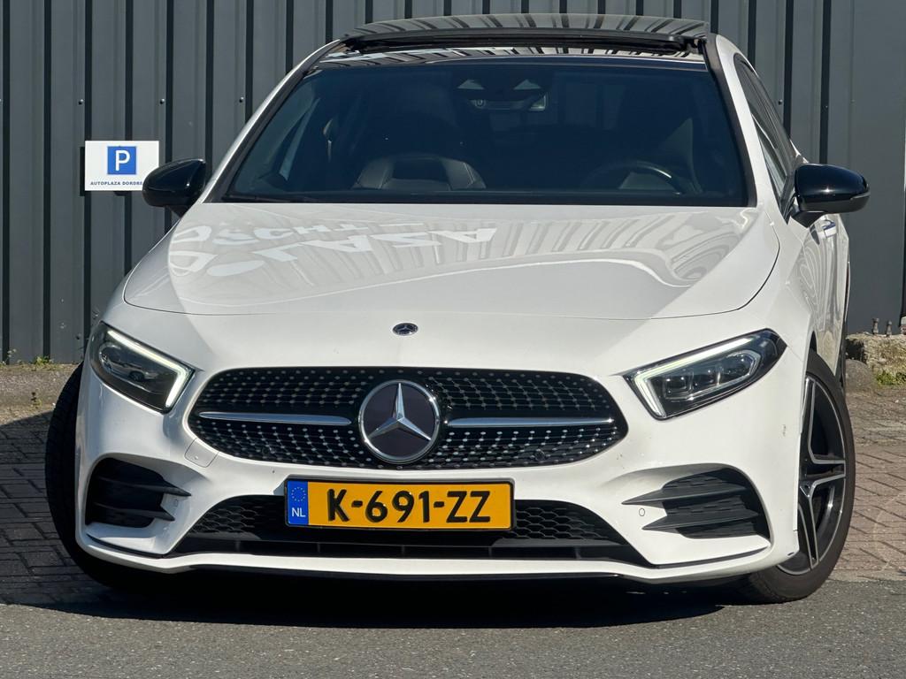 Mercedes-Benz A-klasse 180 Business Solution AMG PANO | SFEE, Auto's, Mercedes-Benz, 136 pk, Gebruikt, 4 cilinders, Wit