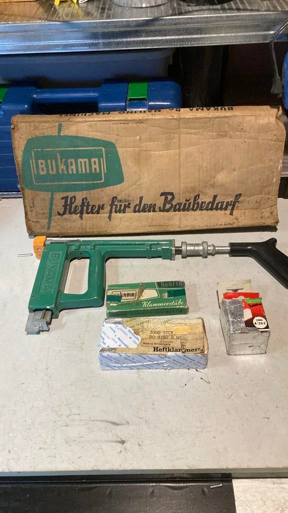 Handnieter Bukema z.g.a.n. met 3 dozen nieten, Doe-het-zelf en Verbouw, Gereedschap | Handgereedschap, Ophalen of Verzenden, Zo goed als nieuw