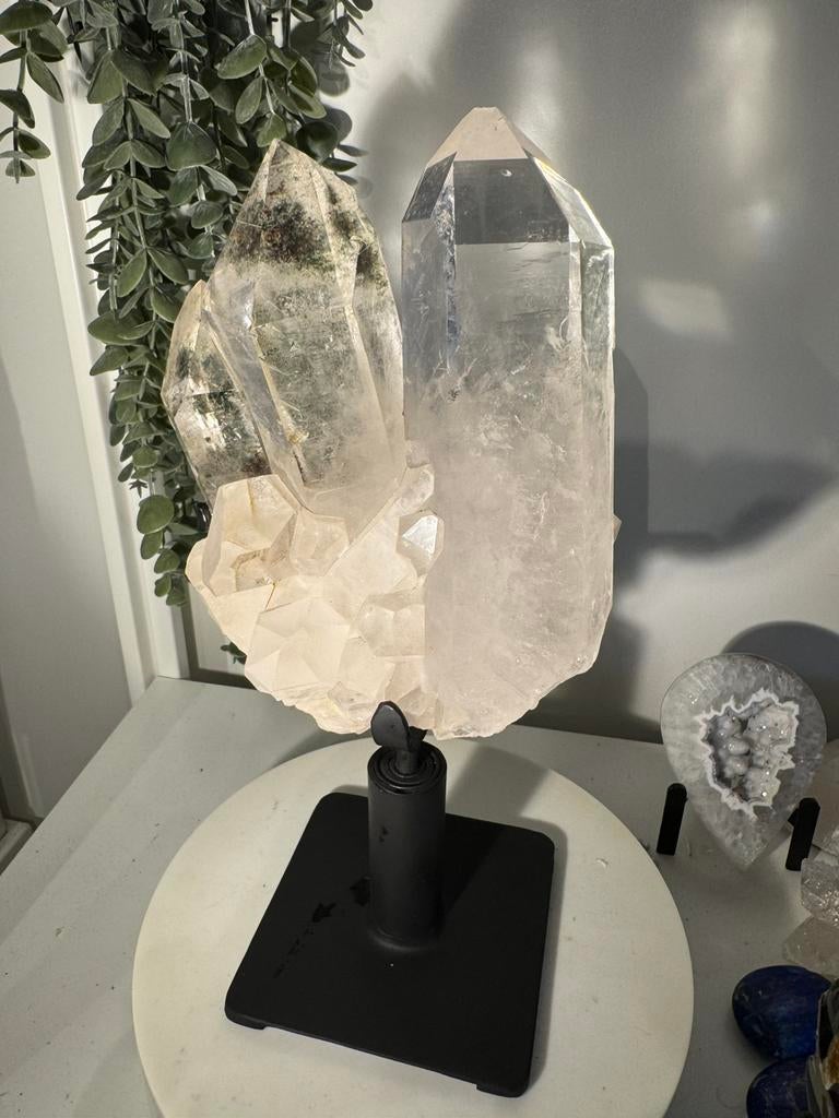 Bergkristal cluster op standaard AAA, Verzamelen, Mineralen en Fossielen, Ophalen of Verzenden