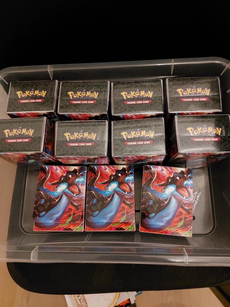 Charizard opbergdoosjes, Hobby en Vrije tijd, Verzamelkaartspellen | Pokémon, Ophalen