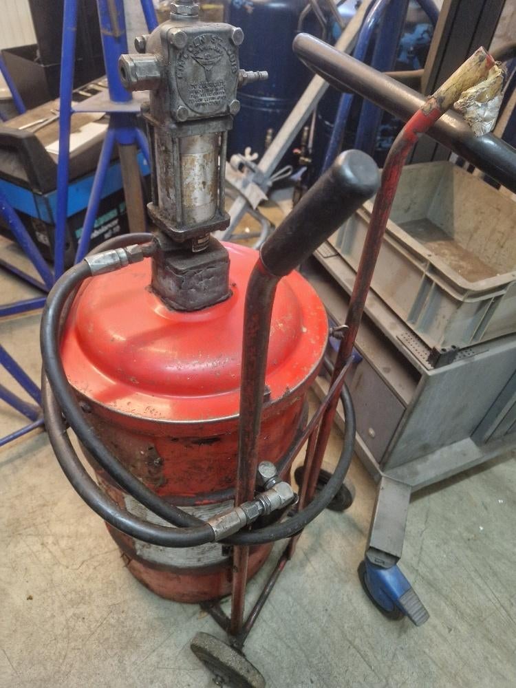 Mobiele steekkar met Vetpomp voor en met 60 ltr drum vet, Ophalen