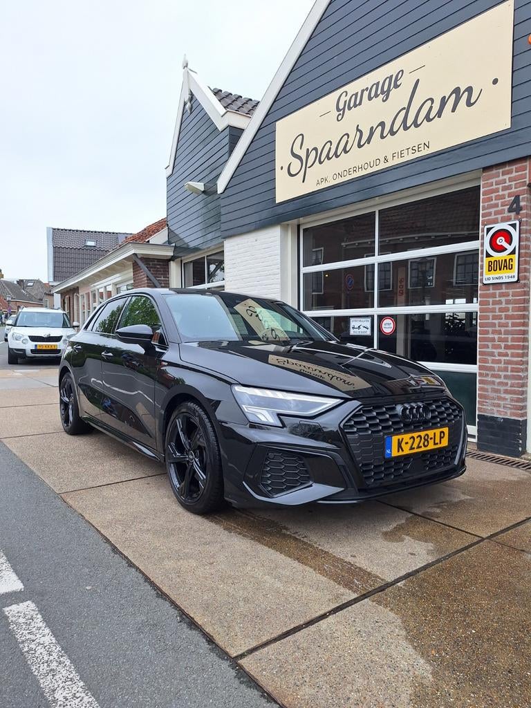 Audi A3 30 Tfsi S Edition 110pk S-tronic 2021 Zwart, Auto's, Bluetooth, Leder en Stof, Zwart, Origineel Nederlands