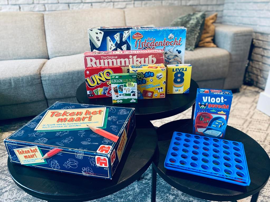 Spellenpakket bordspellen/kaartspellen UNO, LEVEL8 enz, Vijf spelers of meer, Ophalen of Verzenden, Gebruikt