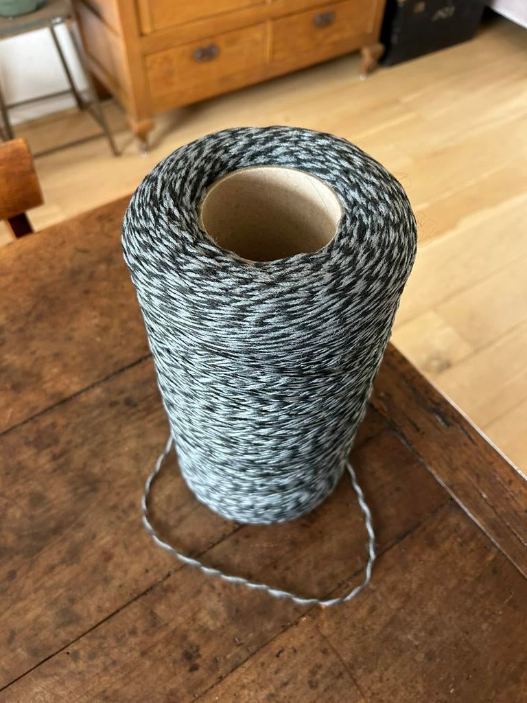 Grote klos nieuw Tapijtgaren grijs /zwart, Ophalen of Verzenden, Nieuw, Breien of Haken, Wol of Garen