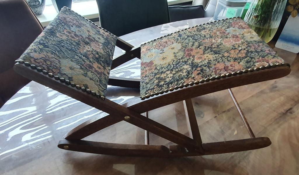 Oud Hollands voetenbankje met bloemenpatroon, Huis en Inrichting, Banken | Voetenbanken en Poefen, Minder dan 50 cm, Gebruikt