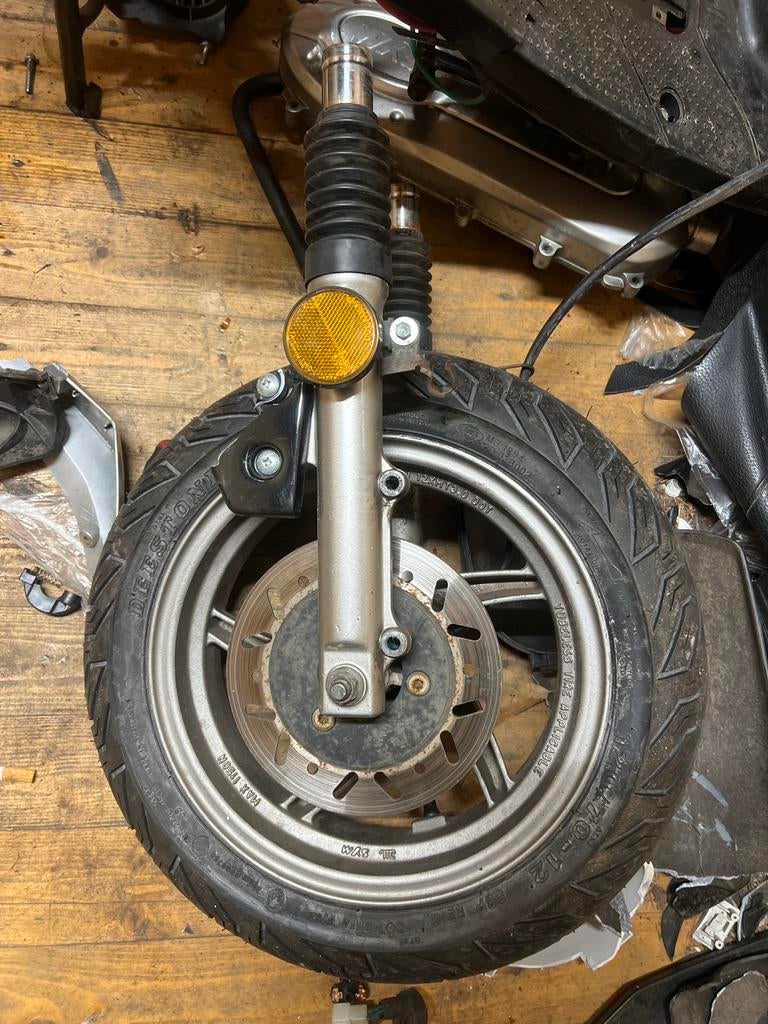 Sym Fiddle 2 voorwiel met nieuwe band en voorvork, Fietsen en Brommers, Brommeronderdelen | Scooters, Ophalen of Verzenden, Gebruikt