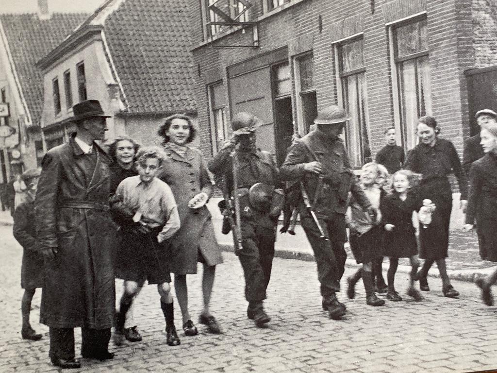 Waalwijk in oude ansichten deel 3  (veel foto's bevrijding), Tweede Wereldoorlog, Ophalen of Verzenden, Zo goed als nieuw, Landmacht