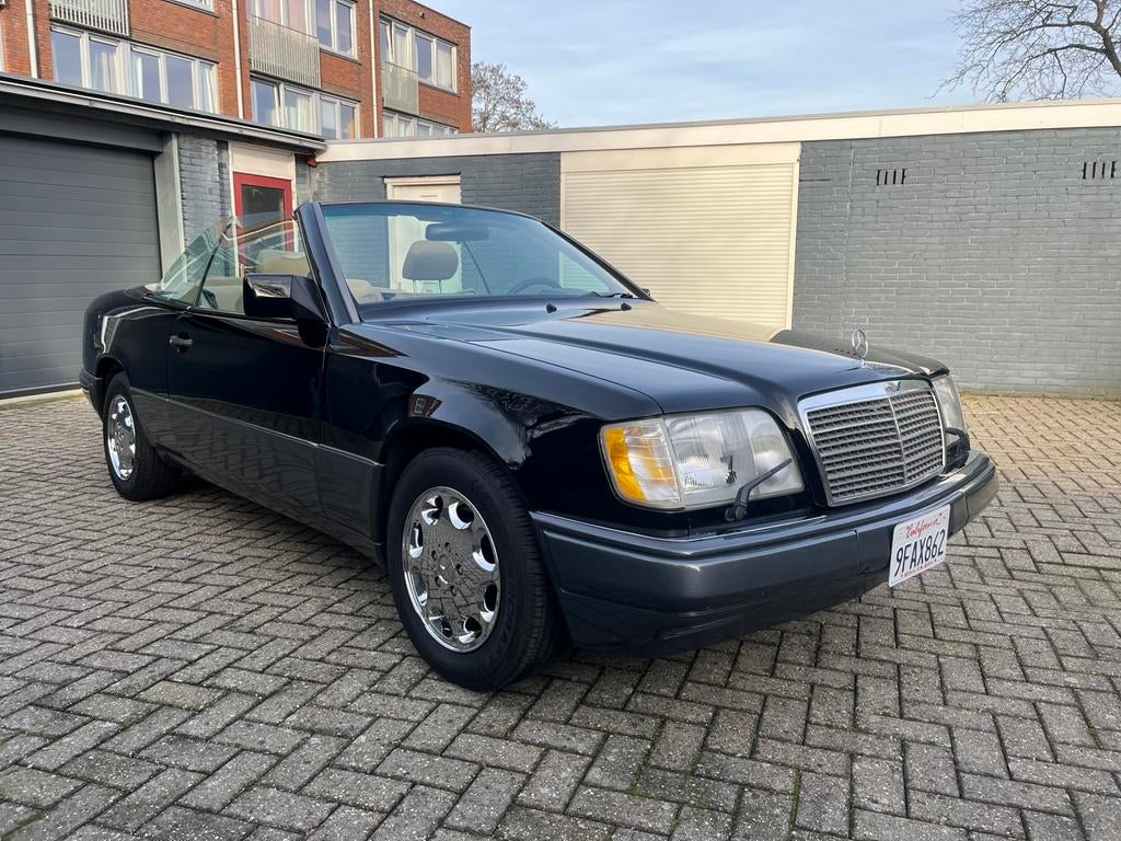 Mercedes E320 cabriolet AUT 1995 117.536 mijl youngtimer, Auto's, Automaat, Beige, Cabriolet, Zwart