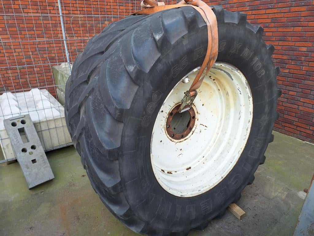 Michelin 600/65-38 XM108 met velg, Ophalen