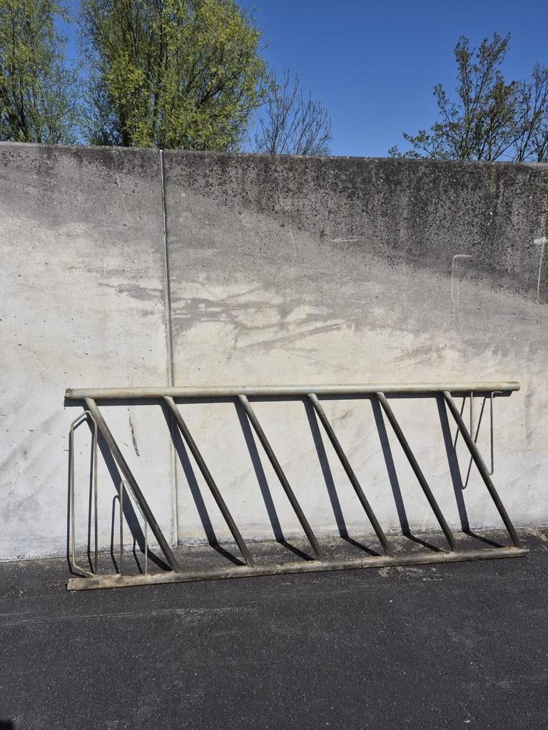 Zelfsluitende( 2 stuks) diagonale voerhekken(3stuks) jongvee