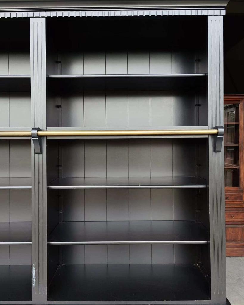 Boekenkast | Zwarte Bibliotheekkast met ladder #6191, Huis en Inrichting, Kasten | Boekenkasten, Niet ingevuld, Gebruikt, Met deur(en)