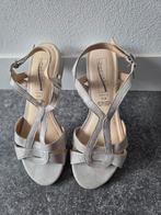 Elegante champagnekleurige sandalen met lage hak, mt 39, Kleding | Dames, Schoenen, Zo goed als nieuw, Overige kleuren, Medicus