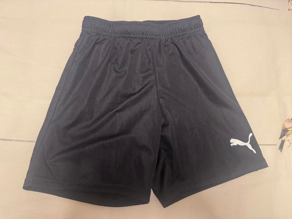 Puma korte zwarte sportbroek maat 7/8 = 128, Kinderen en Baby's, Kinderkleding | Maat 128, Verzenden, Zo goed als nieuw, Jongen