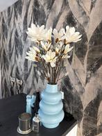 Grote blauwe vaas met kunstbloemen, Overige materialen, Gebruikt, 50 tot 75 cm, Blauw