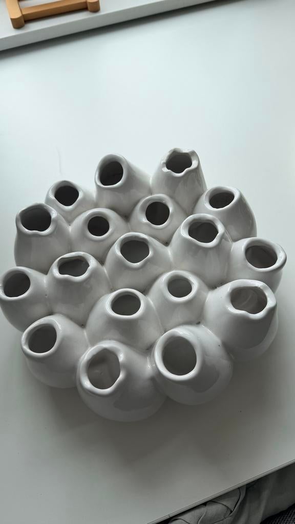 Witte tulpen vaas, Wit, Aardewerk of Porselein, Ophalen of Verzenden, Zo goed als nieuw