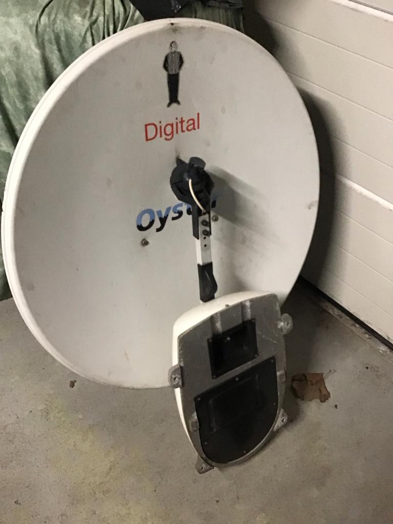 Oyster automatische 80 cm schotelantenne voor camper, Ophalen, Gebruikt, (Schotel)antenne, Overige merken