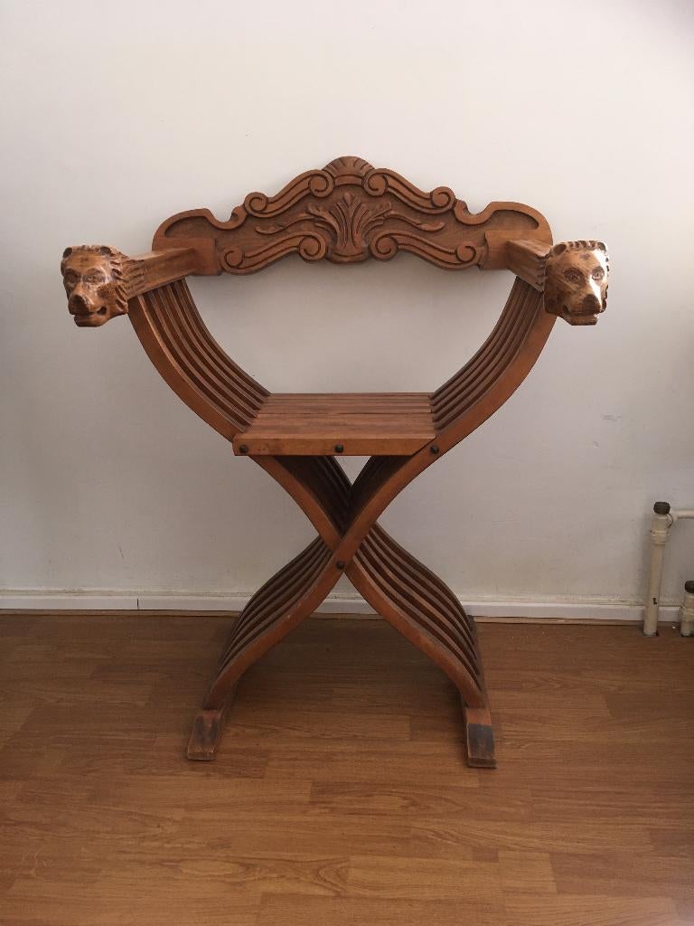 Antieke Dagobert stoel met leeuwenkoppen en houtsnijwerk, Ophalen