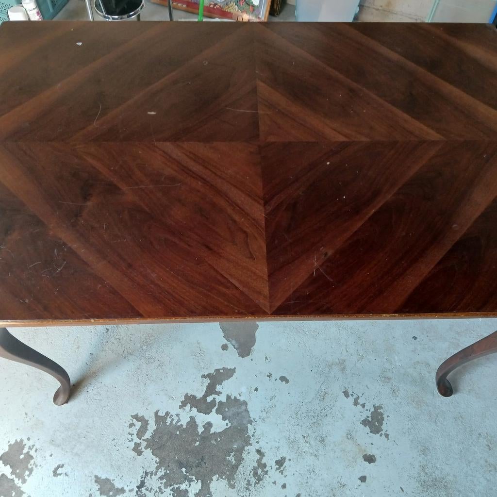 Gebruikte tafel met gebruikssporen, Ophalen