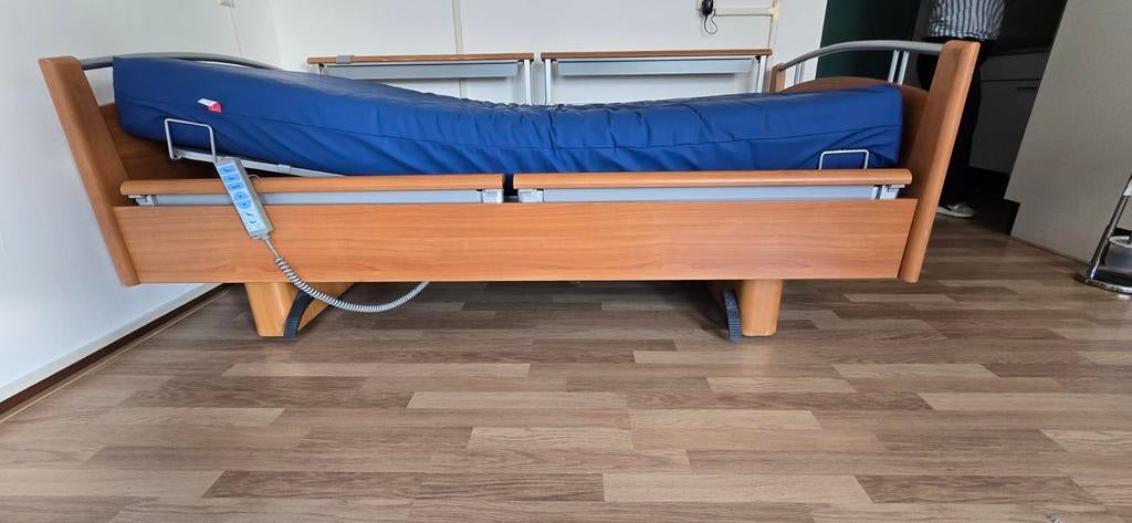 Verstelbaar bed met nachtkastje - Gebruikt, Ophalen, Gebruikt, Verstelbaar