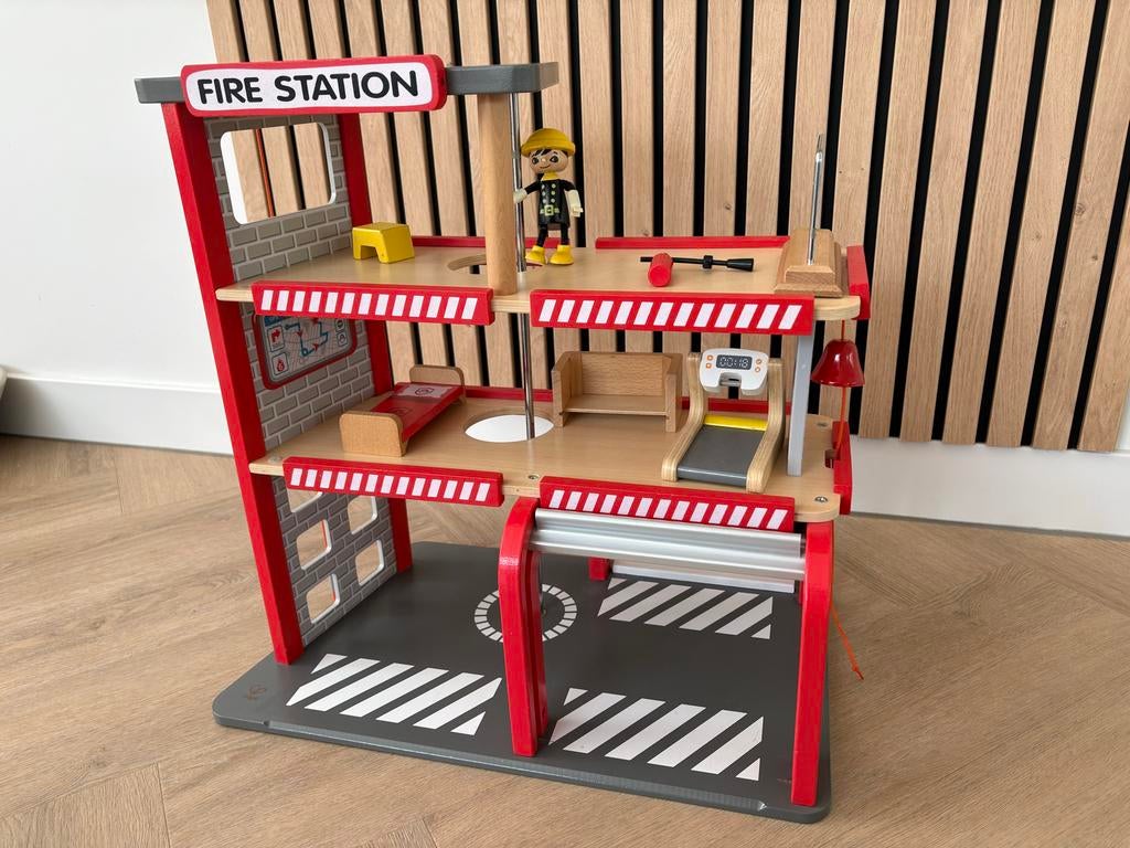 Hape Houten Brandweerkazerne met Accessoires, Kinderen en Baby's, Speelgoed | Houten speelgoed, Ophalen, Zo goed als nieuw, Overige typen