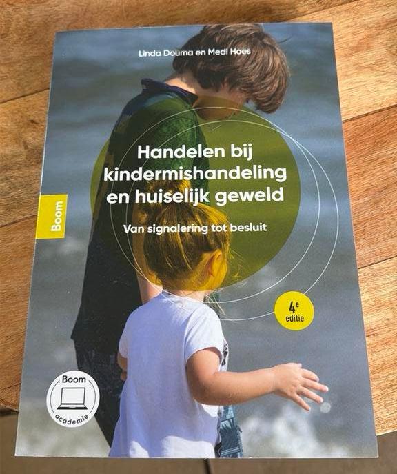Handelen bij kindermishandeling en huiselijk geweld, Boeken, Schoolboeken, Medi Hoes; Linda Douma, Ophalen of Verzenden, Zo goed als nieuw