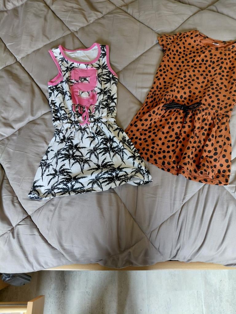 Zomerjurkjes meisjes maat 98/104 - Palmboomprint en panterpr, Kinderen en Baby's, Kinderkleding | Maat 98, Gebruikt, Meisje, Ophalen of Verzenden