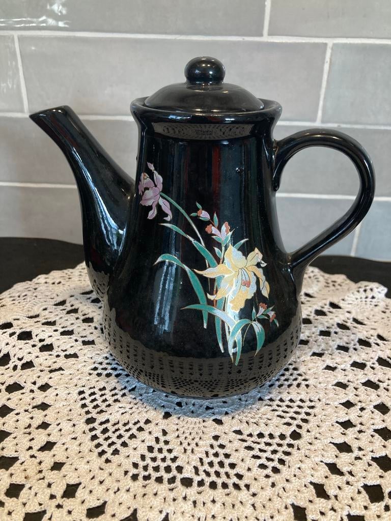 Klein zwart theepotje met bloem (160426c), Ophalen of Verzenden, Gebruikt, Aardewerk, Overige stijlen