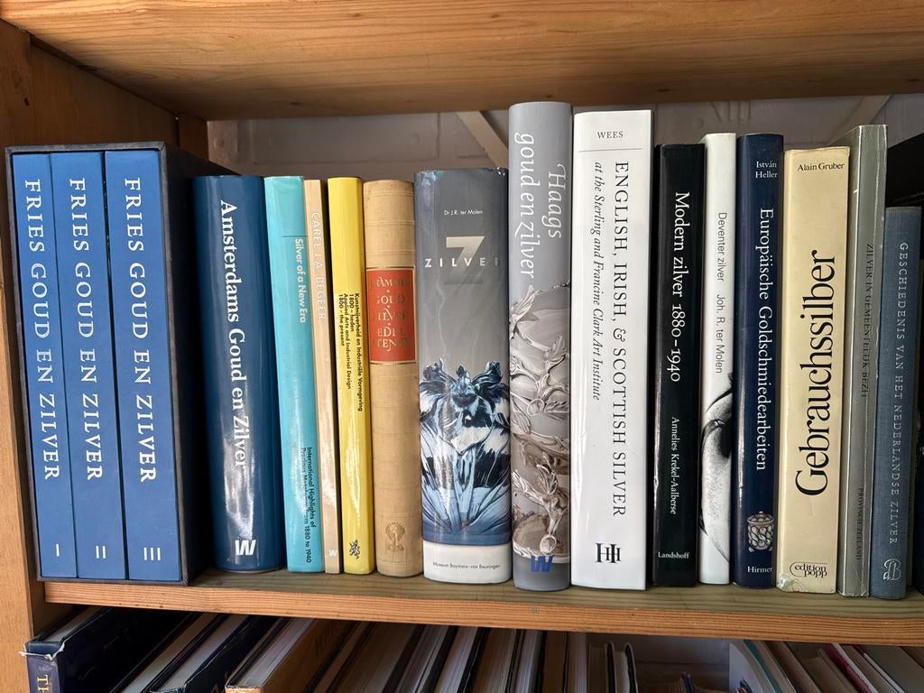 Boeken over goud en zilver: Fries, Amsterdams, Haags zilver, Ophalen of Verzenden, Gelezen, Overige onderwerpen