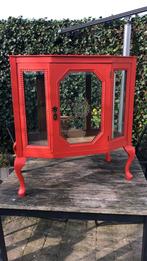 Koraal rood theekastje met glazen deuren, Antiek en Kunst, Ophalen