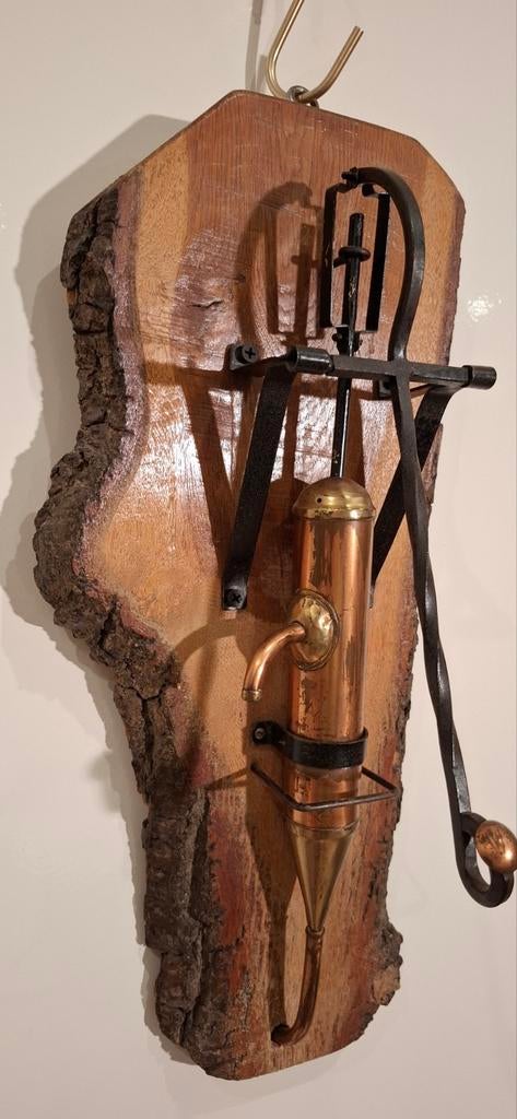 Decoratieve koperen waterpomp op houten plank 45x21, Ophalen of Verzenden