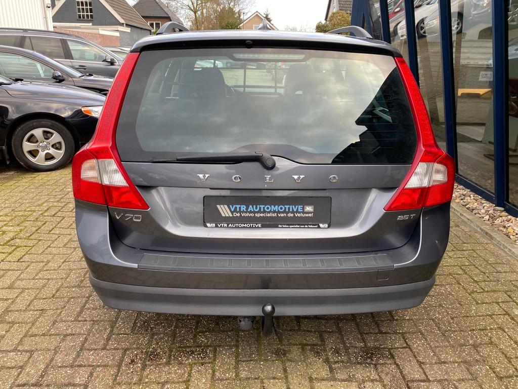 Volvo V70 2.5T Momentum Automaat H.LEER / XENON / TREKHAAK, Auto's, Zwart, Leder en Stof, 750 kg, 5 cilinders