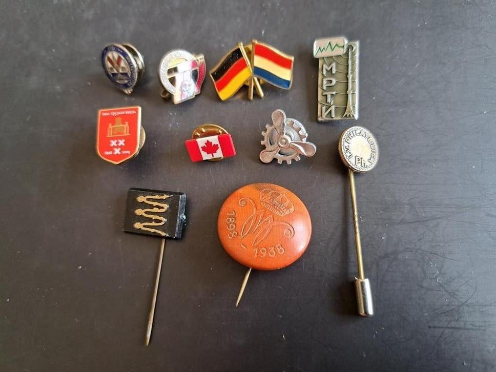 Lotje speldjes , Wilhelmina 40 jaar Koningin, Verzamelen, Speldjes, Pins en Buttons, Ophalen of Verzenden, Gebruikt, Overige onderwerpen